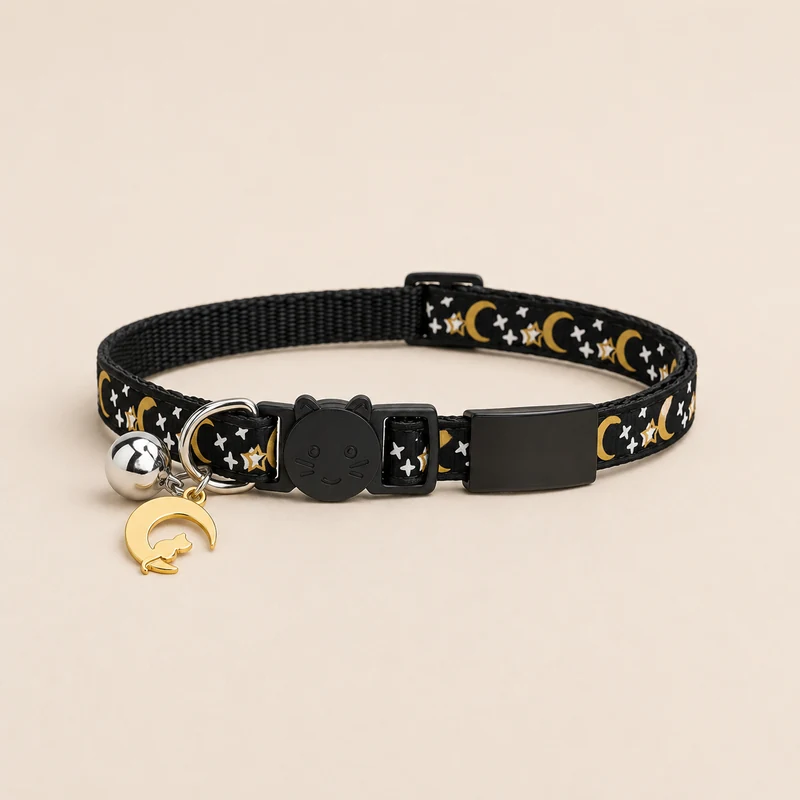 collier pour chat noir à motifs, plaque noire glissée sur la sangle et clochette