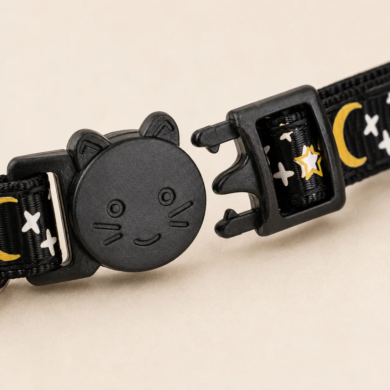 macro du fermoir plastique à libération rapide du collier chat, montré entrouvert